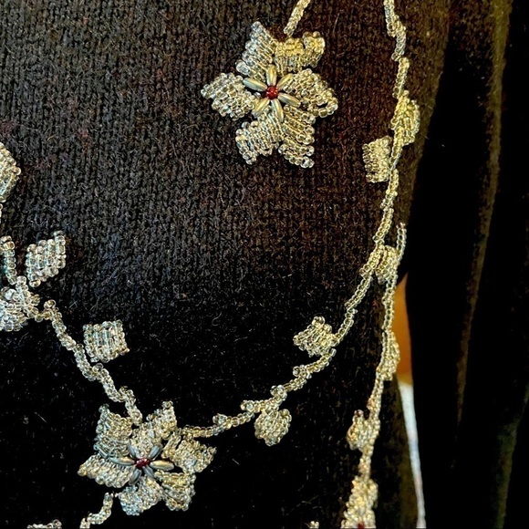 jaclyn Smith ladies sweater, size Medium, wonderful material and beading - Picture 3 of 5